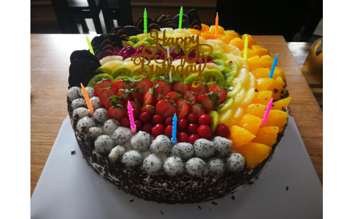 集體生日會(huì)，員工樂翻天